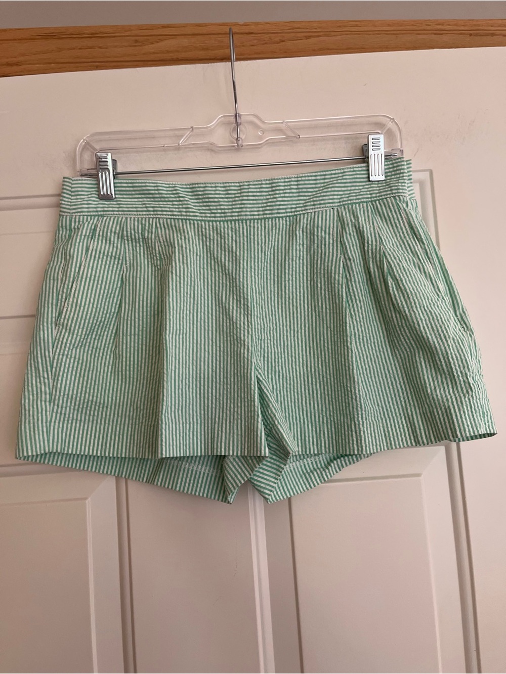 Women’s J. Crew preppy mint green & white seersucker pleated front short. Size 4